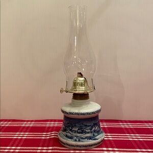 Vintage lamplight farms oil lamp
Does not have original glass globe